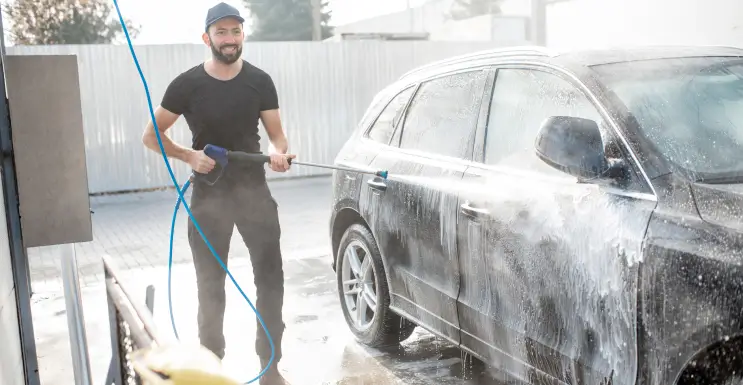 Auto wäscht sein Auto selber und macht so die Autopflege selber