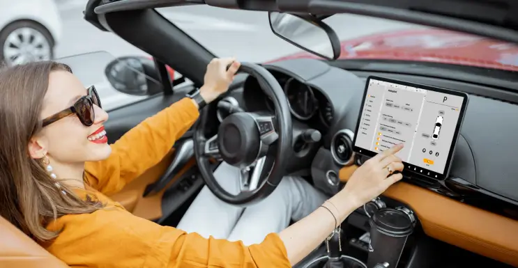 Frau führt ein Fahrtenbuch digital im Auto