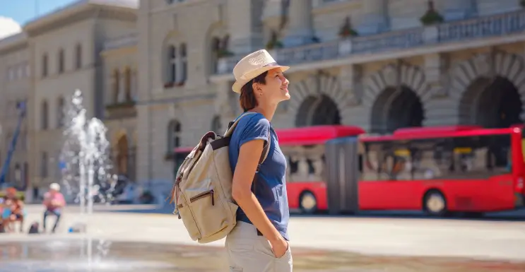 Frau besucht die Stadt Bern als Städtereise in der Schweiz