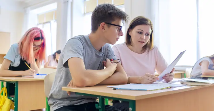 Zwei Studenten prüfen ob sie ihre Weiterbildung bei den Steuern abziehen können