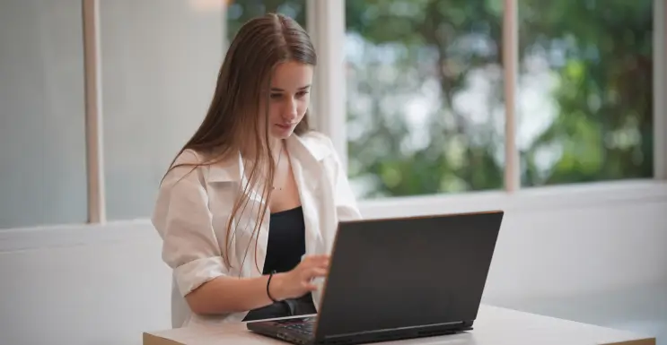 Frau am Laptop nutzt Alternative zu Microsoft Office
