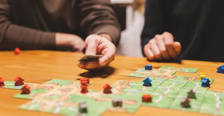 2 Personen spielen am Tisch in einem Brettspiel Café